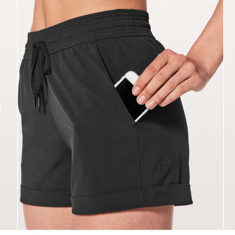 Lululemon Spring Breakaway Short Size 8
